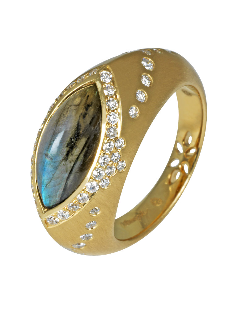 Sultana Ring Labradorite: Yellow gold, Labradorite and Diamonds