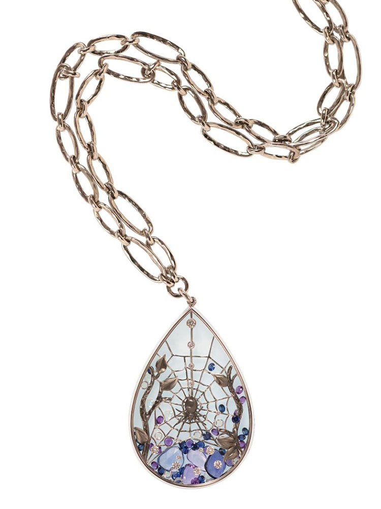 Pendentif de la collection Secret Glass d'Alexandra Abramczyk en or blanc avec saphirs, pierres de lune, améthyste et diamants
