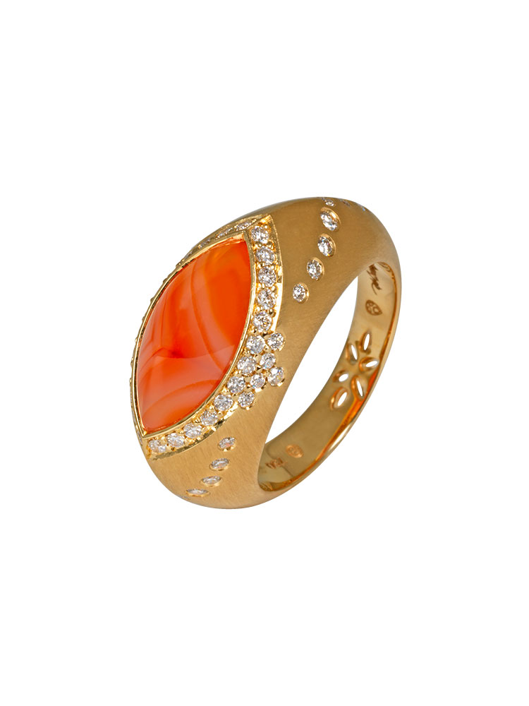 Bague chevalière “Sultane”, en or jaune, une agate orange et diamants, Alexandra Abramczyk