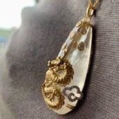 Le dragon, symbole de force et de puissance🐉

.
.

#alexandraabramczykjewelery #serenity #necklace #talismanjewelry #protection #amulette #symbols